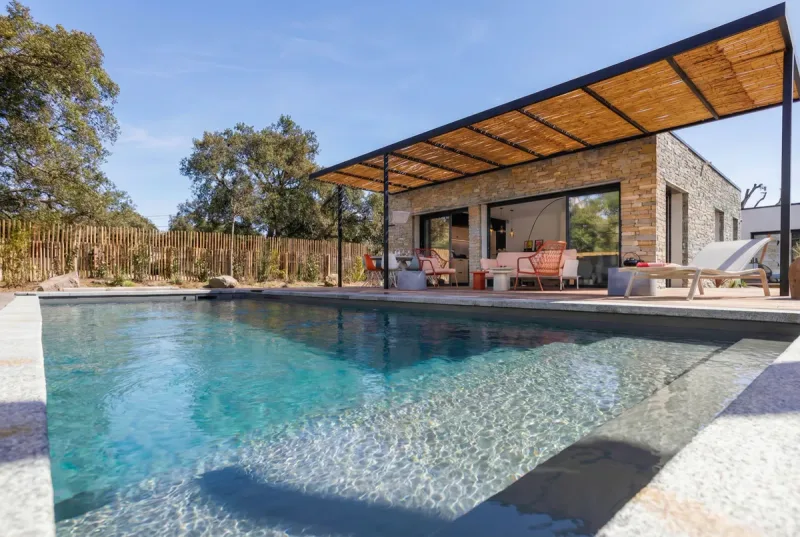 La terrasse et la piscine de la Villa d’Amichi, à Pinarello, Zonza